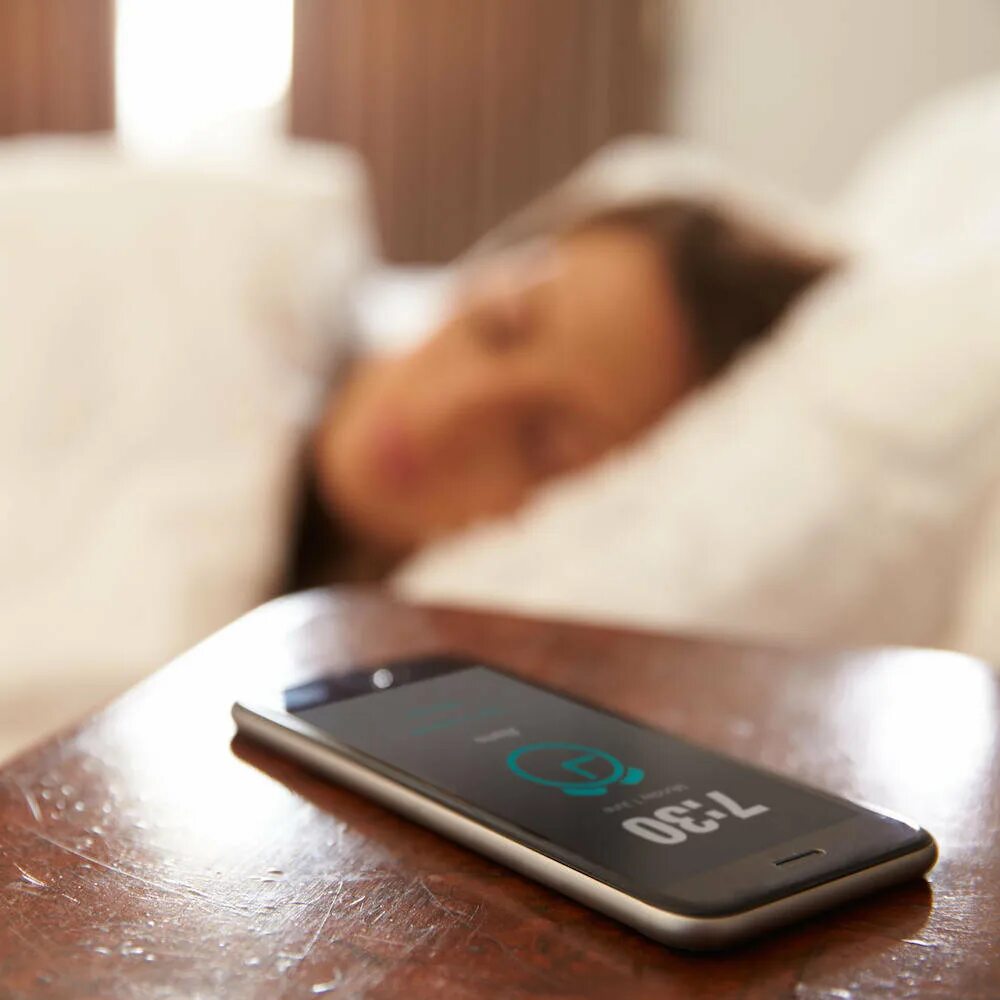 Смартфон лежит. Телефон лежит на кровати. Мобильник лежит. Смартфон под подушкой.