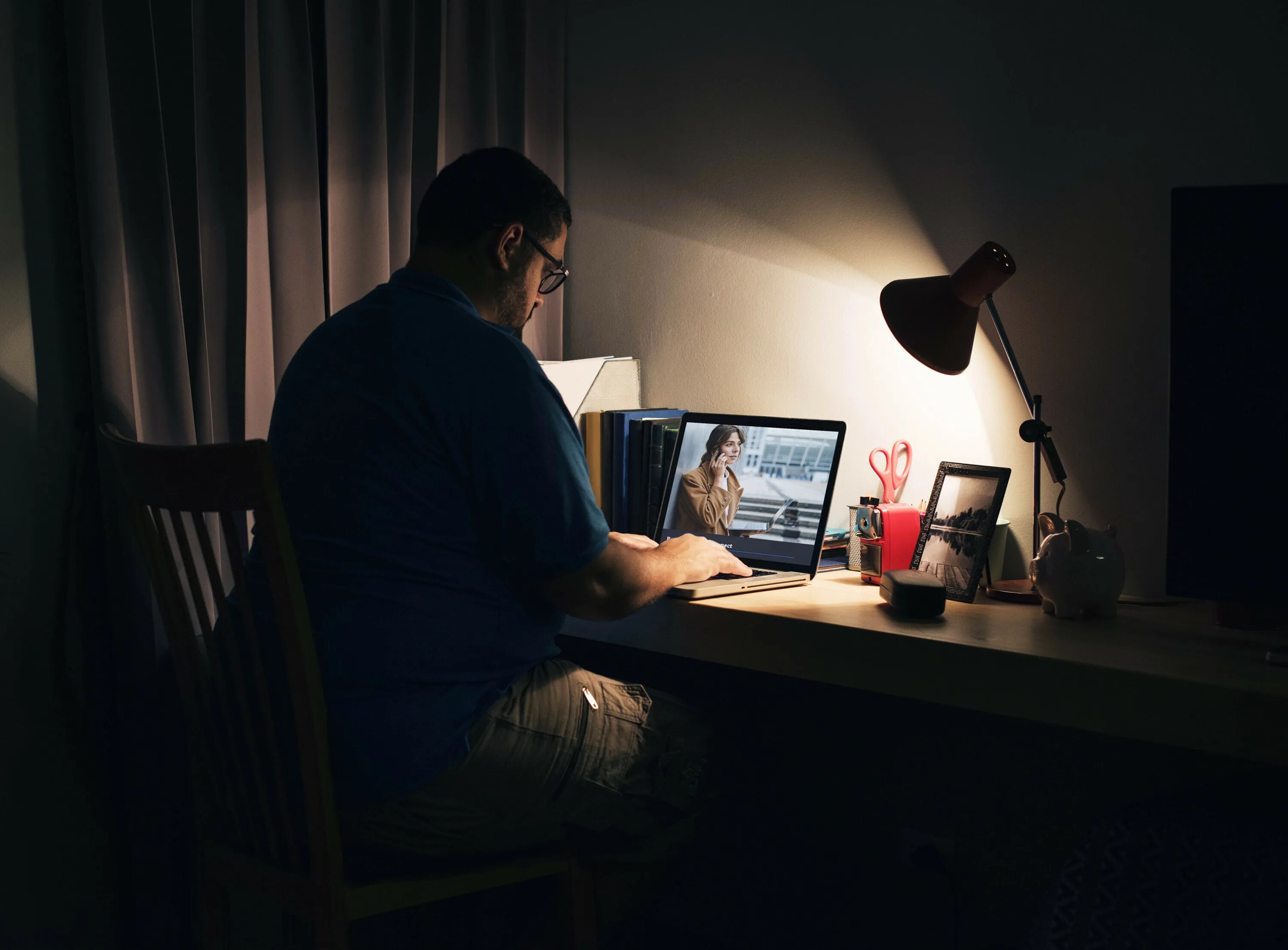 Парень за компьютером со спины. Человек ноутбук лампа. Фото мужчины за компом. Парень дома за компьютером со спины.