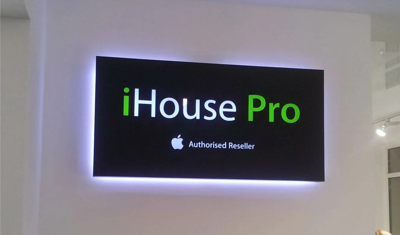 Таблички из пластика с гравировкой. Вывеска из композитной панели. Композит в великом режим работы. Режим работы табличка. Вывеска из композита с инкрустацией.