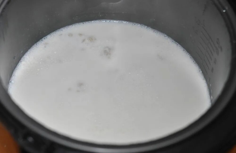 Перловая каша мультиварка молоко. Рис залитый молоком. Молоко свернулось в мультиварке. Перловая молочная каша в мультиварке. Какой водой заливают рис холодной или горячей
