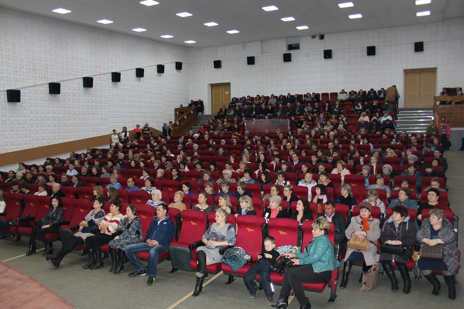 Дк родник купить билет. Дом культуры Родник Залари. ДК Родник Железнодорожный зал. ДК Родник Лесогорск Чунский район. Кинотеатр Залари ДК Родник.