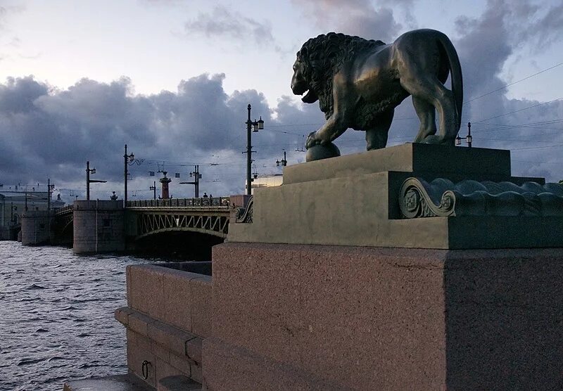 Мост со львами в питере. Львы санкт-петербурга на набережной невы. львы у дворцового моста в санкт-петербурге. каменный лев нева санкт петербург. львы на адмиралтейской набережной у дворцового моста.