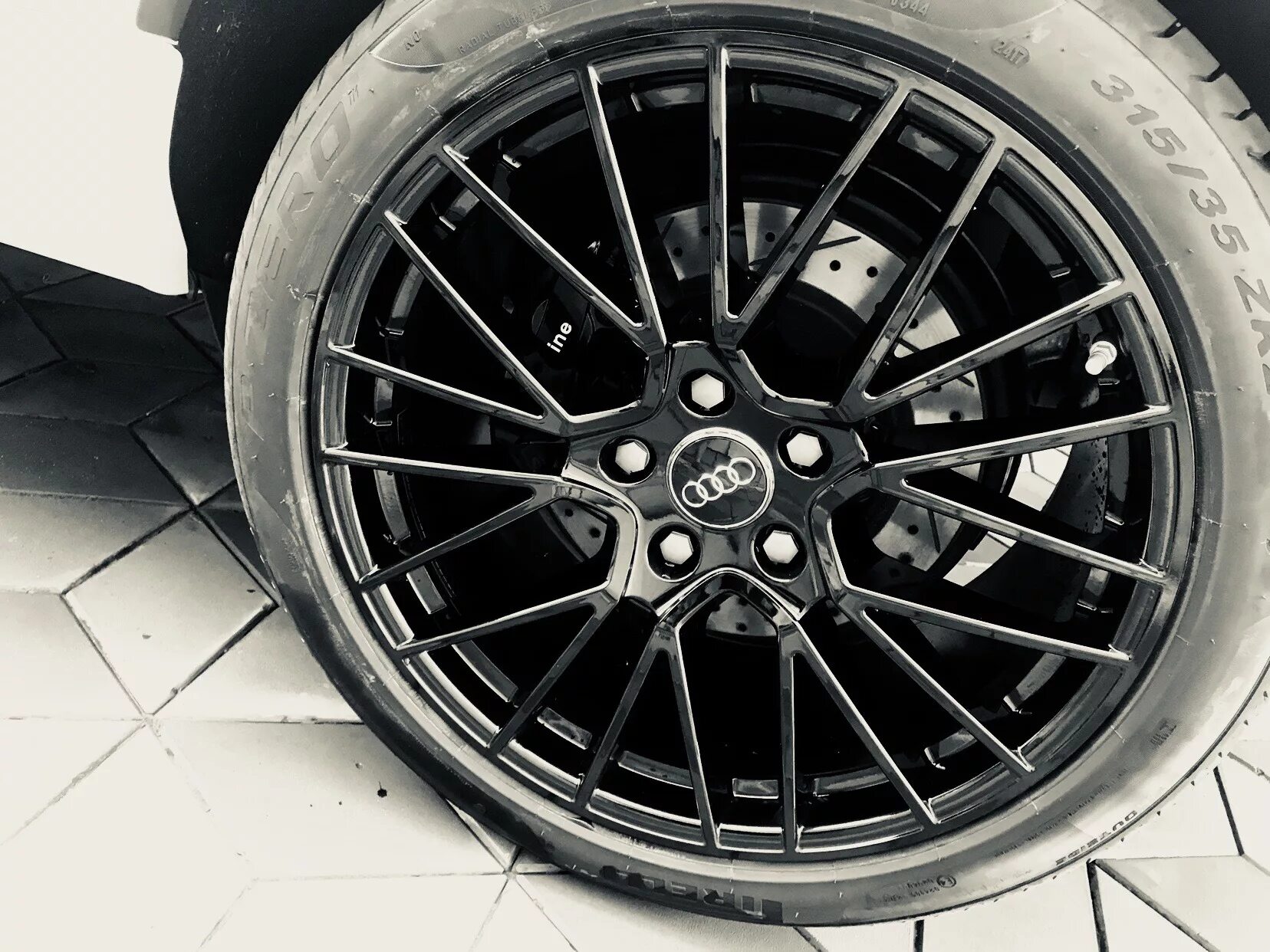 Диски порше. R21 черные диски cayenne. диски порше 21. диски порше кайен r21. диск spyder r21 porsche.