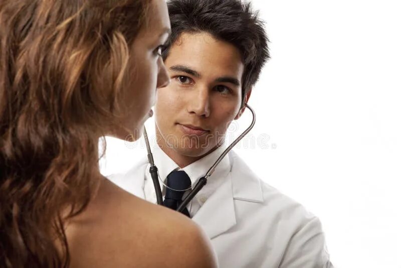 Сердцебиение девушки. Доктор со стетоскопом и девочка. Врач прослушивает девушку. Врач прослушивает девочку стетоскопом. Прослушивание сердца стетоскопом.