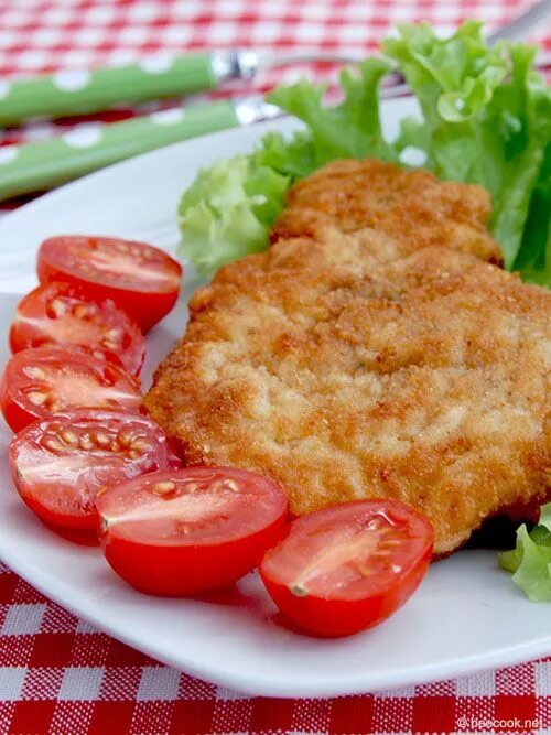 Отбивные из куриной грудки в панировочных. Куриные отбивные в панировке. шницель куриный в панировке. куриные отбивные в сухарях. грудка в сухарях.