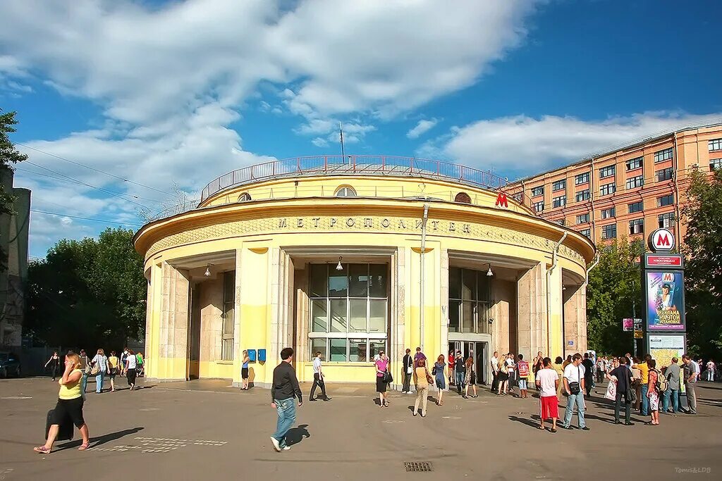 вестибюль станции новокузнецкая. станция метро новокузнецкая. около метро новокузнецкая. метро новокузнецкая павильон. около метро новокузнецкая.