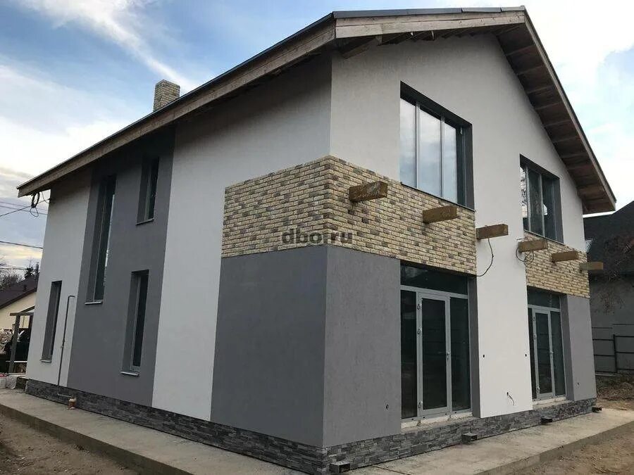 Оштукатуренный фасад. Штукатурка фасада дома снаружи. Штукатурка фасада дома снаружи. Штукатурные фасады домов. Дом оштукатуренный снаружи.