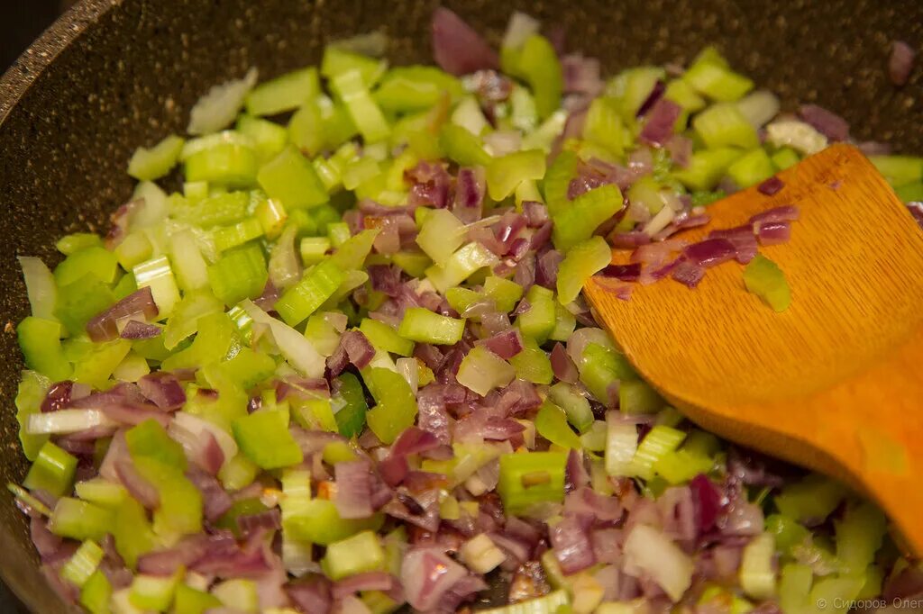 блюда из черешкового сельдерея. сельдерей черешковый (стеблевой). блюда из черешкового сельдерея. что можно приготовить из стебля. сельдерей усимлиги.