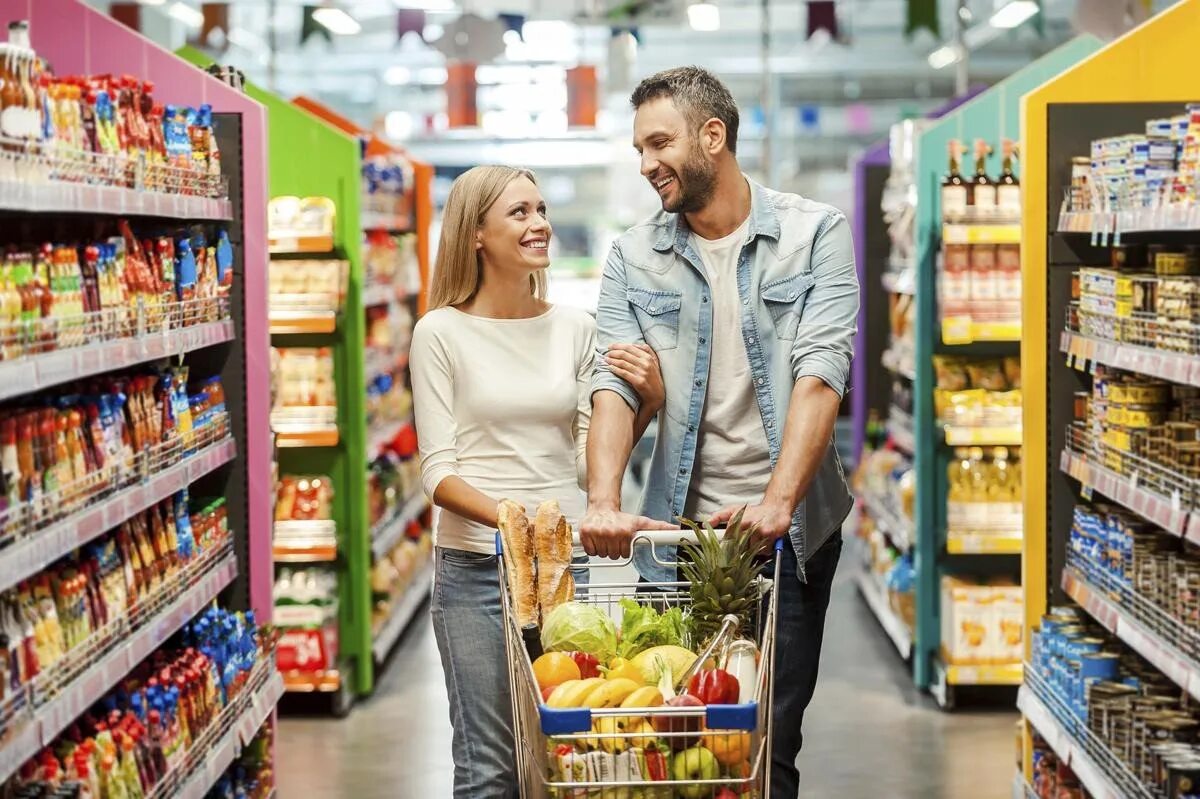 Продукты в супермаркете. Семья с продуктами. Люди в продуктовом магазине. Поход за продуктами.