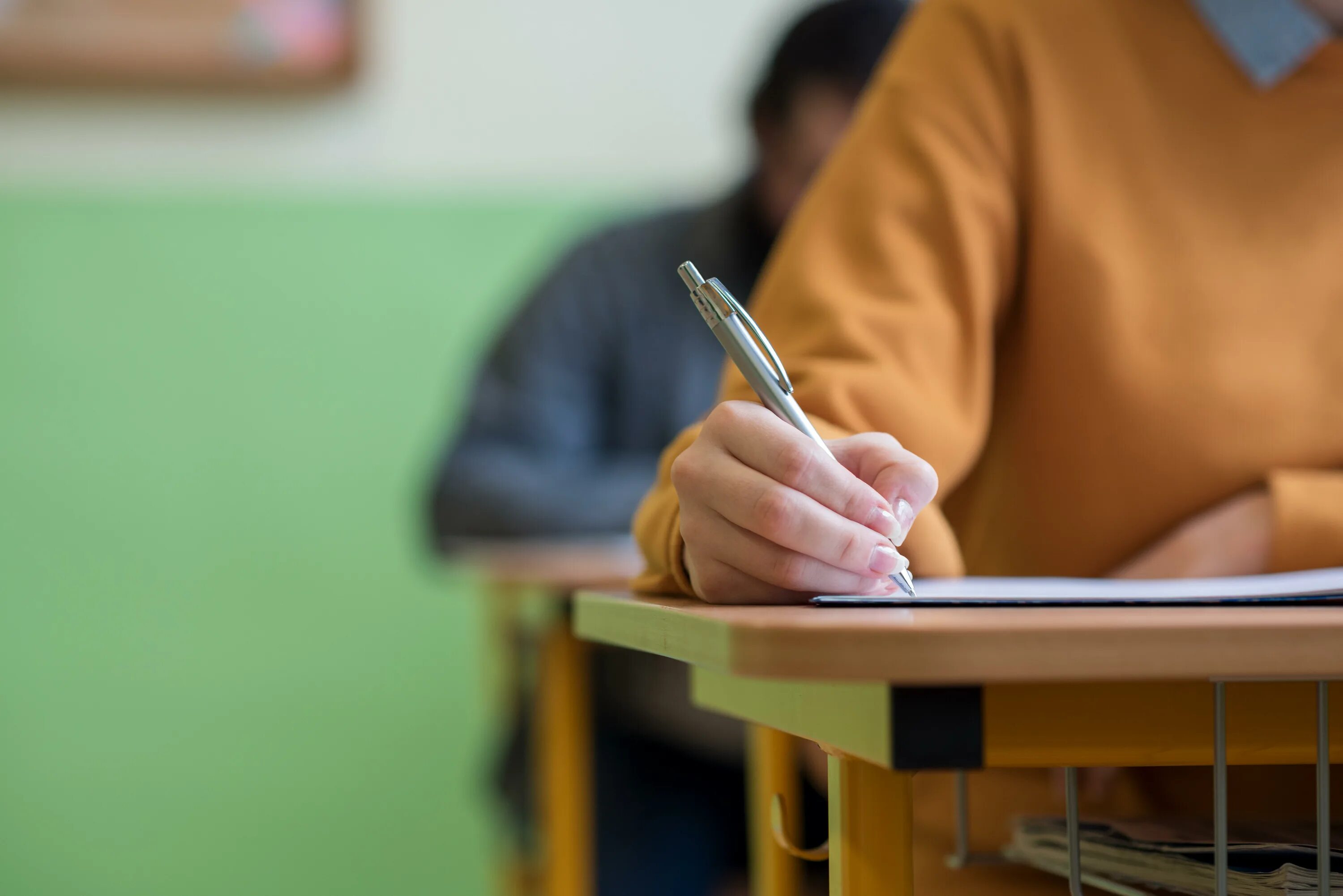 Examination student. Письменный экзамен. Школьники готовятся к экзаменам. Школьник пишет. Дети за партой.