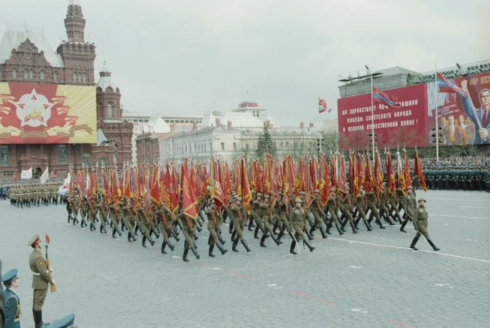 Военный парад ссср. Парад Победы 1995 года на красной площади. Парад 9 мая 1985 года на красной площади. Первый парад Победы 1995. Парад Победы 1995 Поклонная гора.