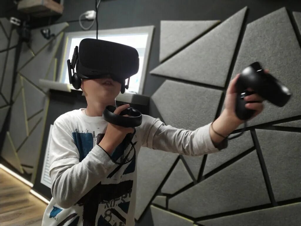 Виртуальная реальность развлечение. Комната виртуальной реальности. Зал виртуальной реальности. Очки виртуальной реальности. Очки виртуальной реальности в комнате.