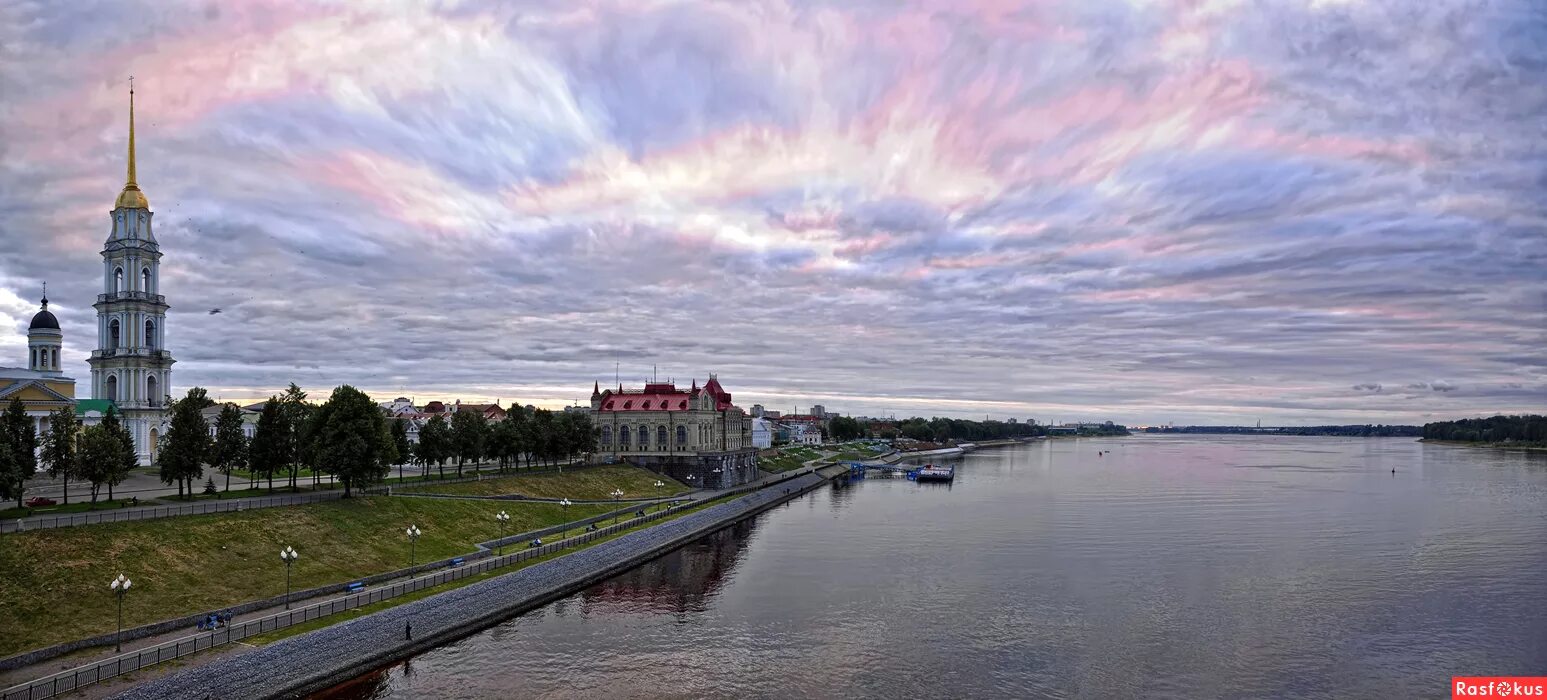 Рыбинский профессионально. Река Волга Рыбинск. Рыбинск город на Волге. Город Рыбинск набережная реки Волги. Волга в Рыбинске.