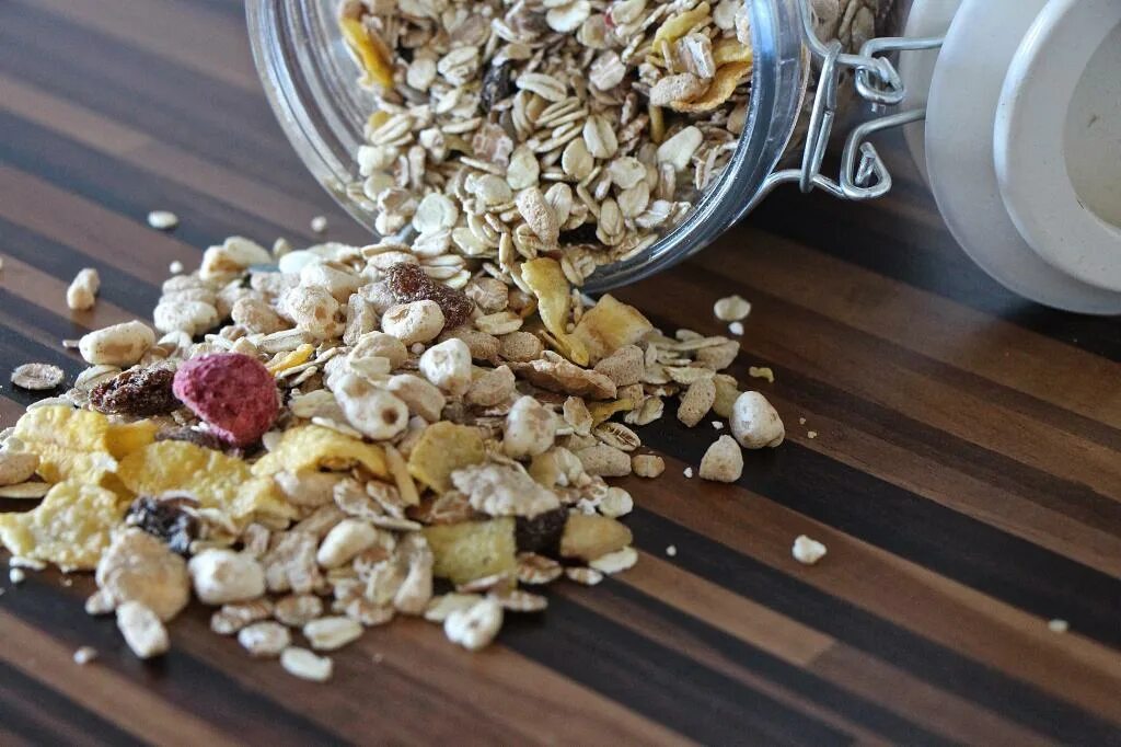 Овсянка Muesli. Овсяные хлопья гранола. Гранола, мюсли, овсяные хлопья. Сухие Завтраки гранола мюсли. Какие хлопья полезнее