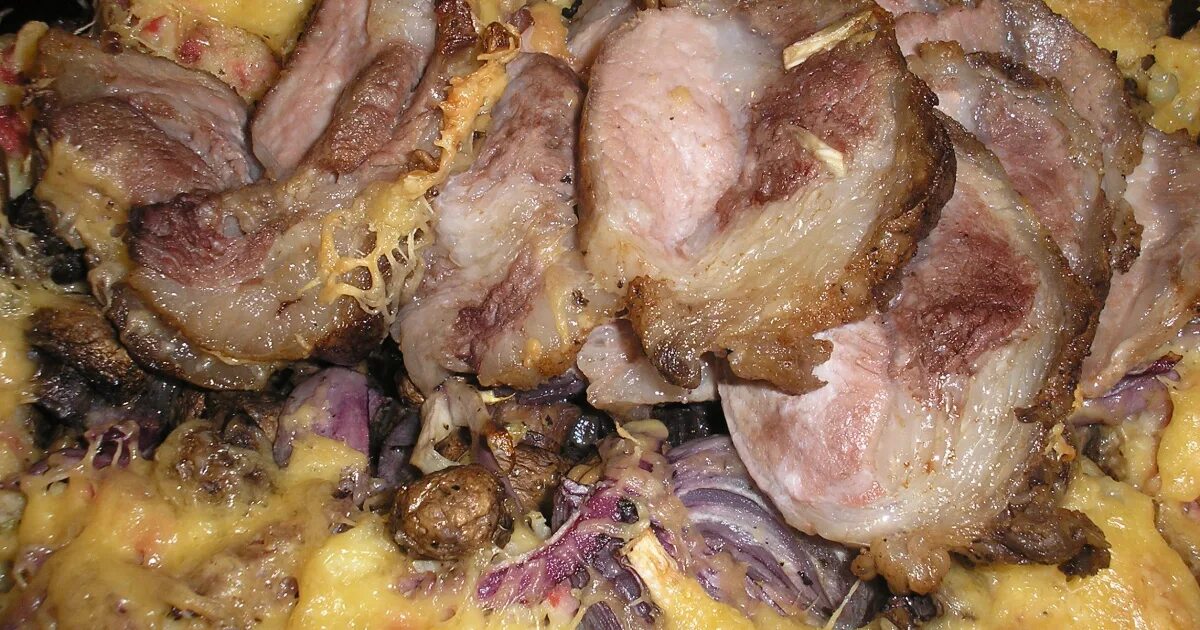 Порционные куски мяса. Свинина карбонат с картошкой. Свинина с картошкой в рукаве. Свинина карбонат с картошкой. Свиной желудок фаршированный с картошкой и салом в духовке.