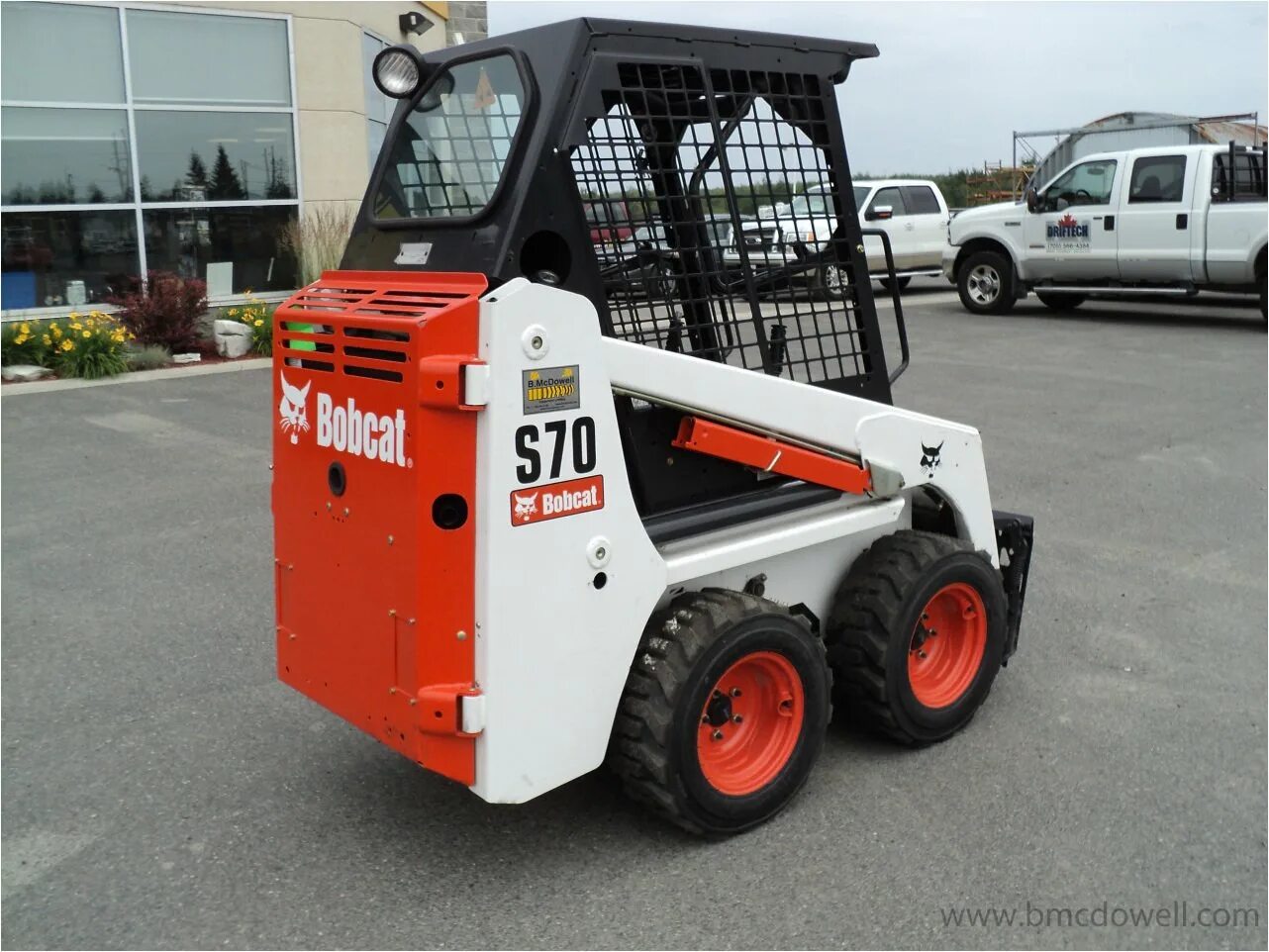 Погрузчик bobcat характеристика. Бобкэт s70. Мини погрузчик Бобкэт. Bobcat s530. Бобкэт в лизинг.