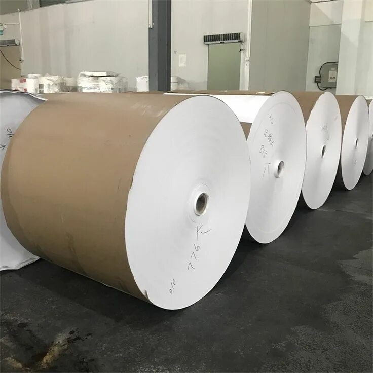 Газетная бумага в рулонах. Большой рулон бумаги. Рулон бумаги. Бумага в рулонах для производства. Рулонная бумага.