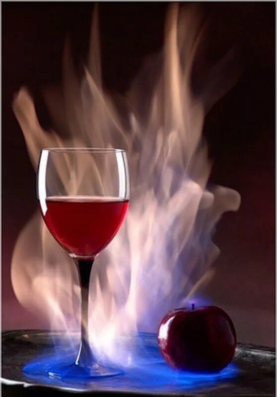Бокал вина огонь. Бокал с вином. Вино любви. Бокал любви. Вечер вино любовь.