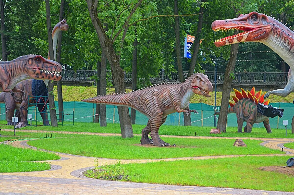 Развлечения великий. Дино парк Великие Луки. Великие Луки парк динозавров. Великие Луки парк Динопарк. Динозавры Великие Луки.