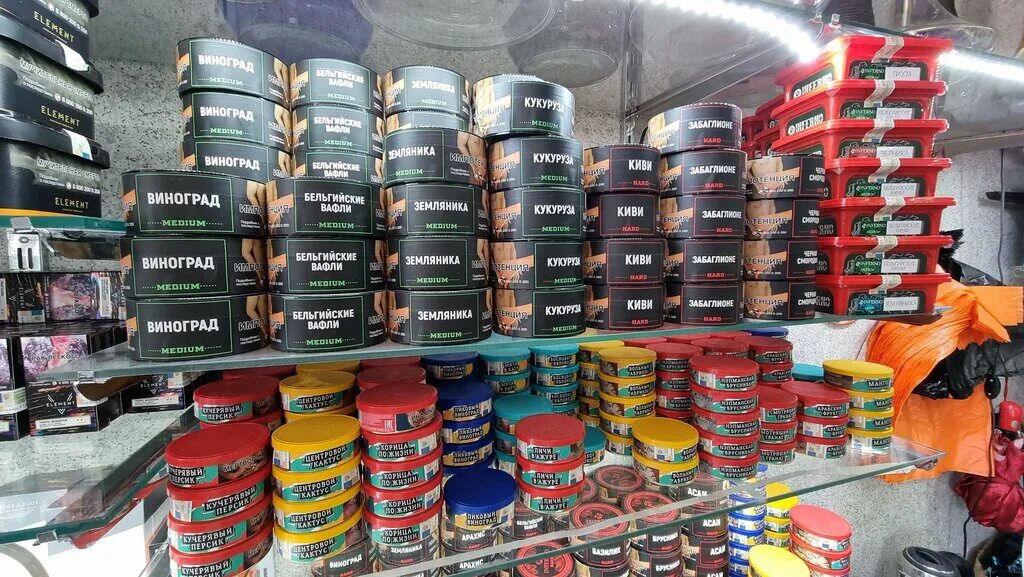 кальянные дербент. табачный магазин дербент. ассортимент табачного магазина. табачный магазин дербент. витрина для табака для кальяна.