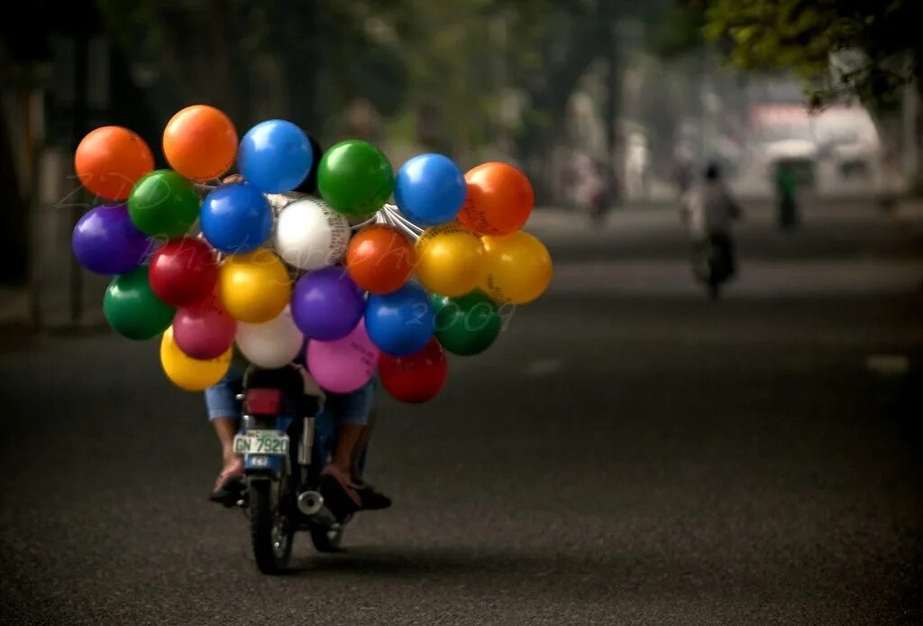 Автомобиль с воздушными шарами. Шарик мотоцикл. Машина с воздушными шариками. Воздушный шары мотоциклы.