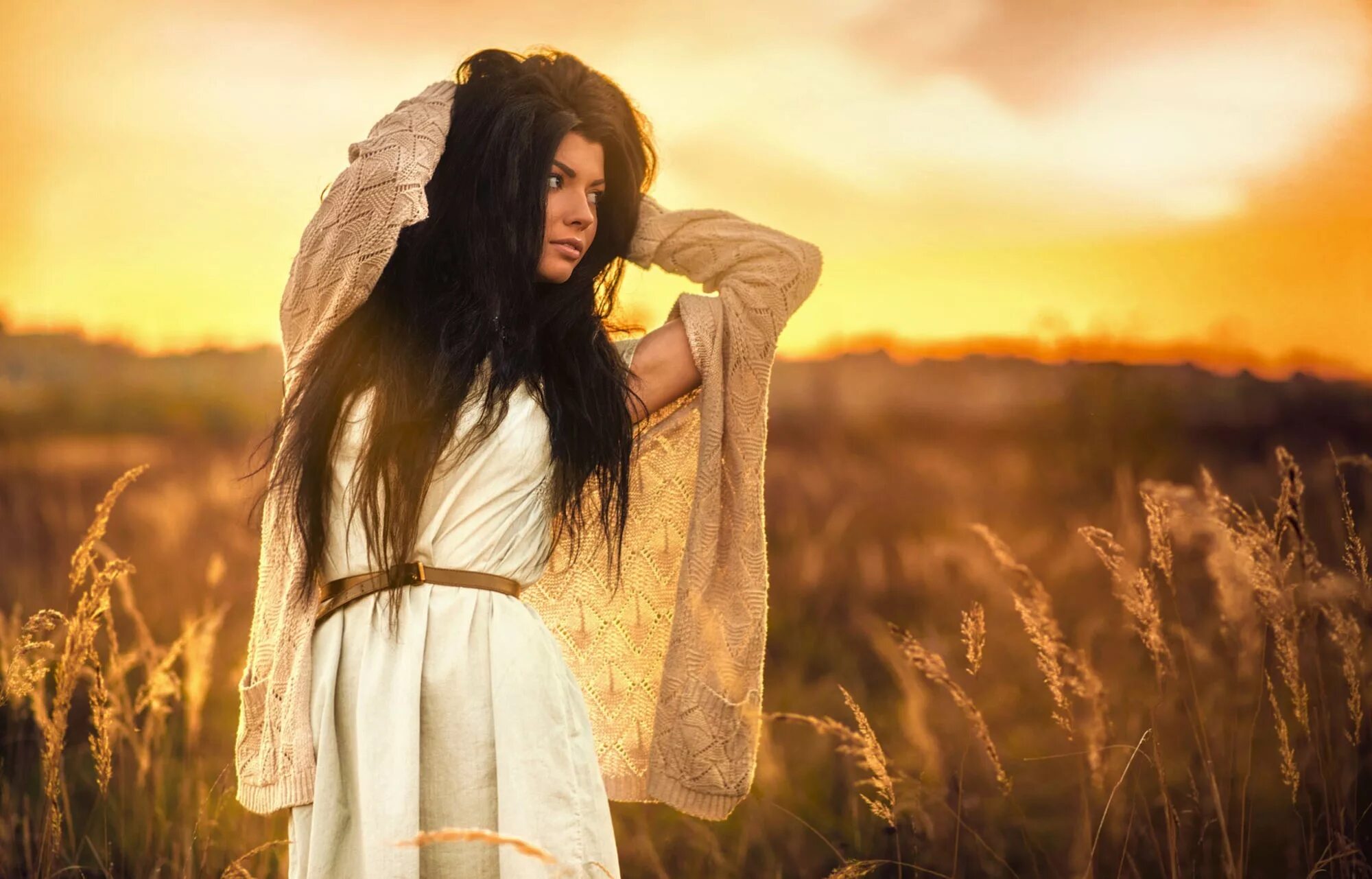 Полные с длинными волосами. Девушка с длинными волосами в поле. Черноволосая девушка. Фотосессия в поле. Красивые девушки с длинными волосами.
