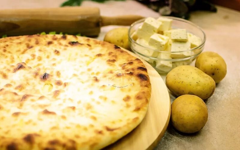Осетинские пироги рецепт с сыром и картофелем. Картофчин осетинский пирог. осетинский пирог с сыром и картофелем. картофджин (с картошкой и сыром). пирог с картофелем сыр осетинский.