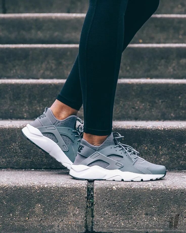 Кроссовки найк на ноге. Nike на ногах. Nike на ногах. Nike sport кроссовки. Кроссовки на ногах девушек.