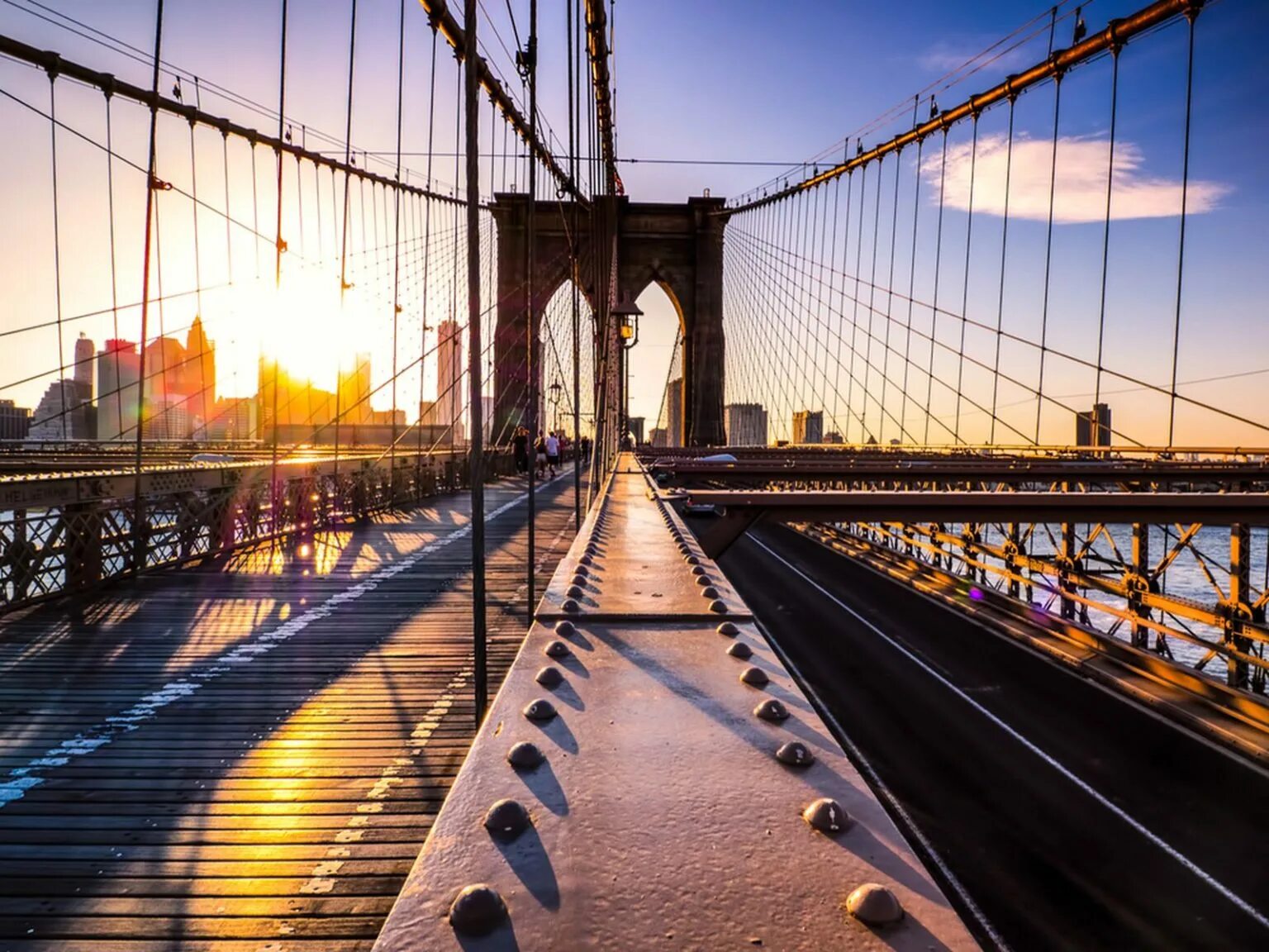 Бруклин мост. Бруклинский мост Нью-Йорк. Пешеходный мост в Нью-Йорке. Бруклинский мост Нью-Йорк набережная. Бруклинский мост пешеходный.