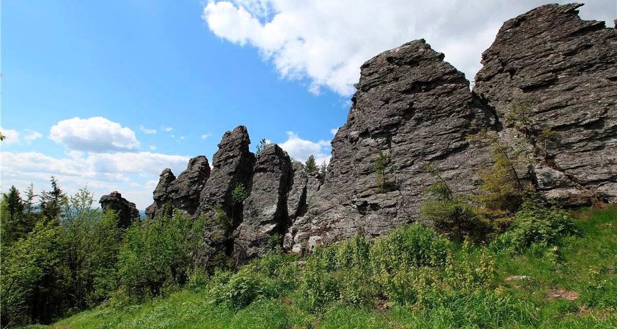Камни прикамья горнозаводск. Колпаки пермский край чертов палец. Природный парк колпаки. Гора колпаки пермский край. Гора колпаки пермский край граница европа азия.