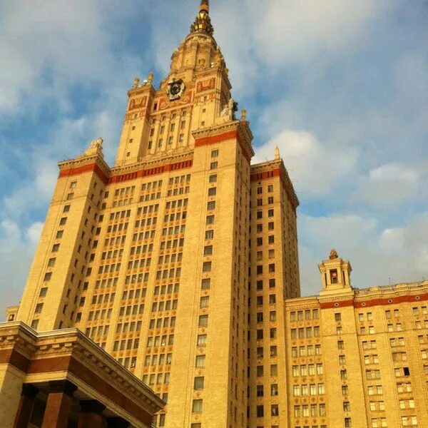 Мгу приняло. Главное здание МГУ. Парковка у МГУ главное здание. Могу главный корпус. Профессорские квартиры в главном здании МГУ.