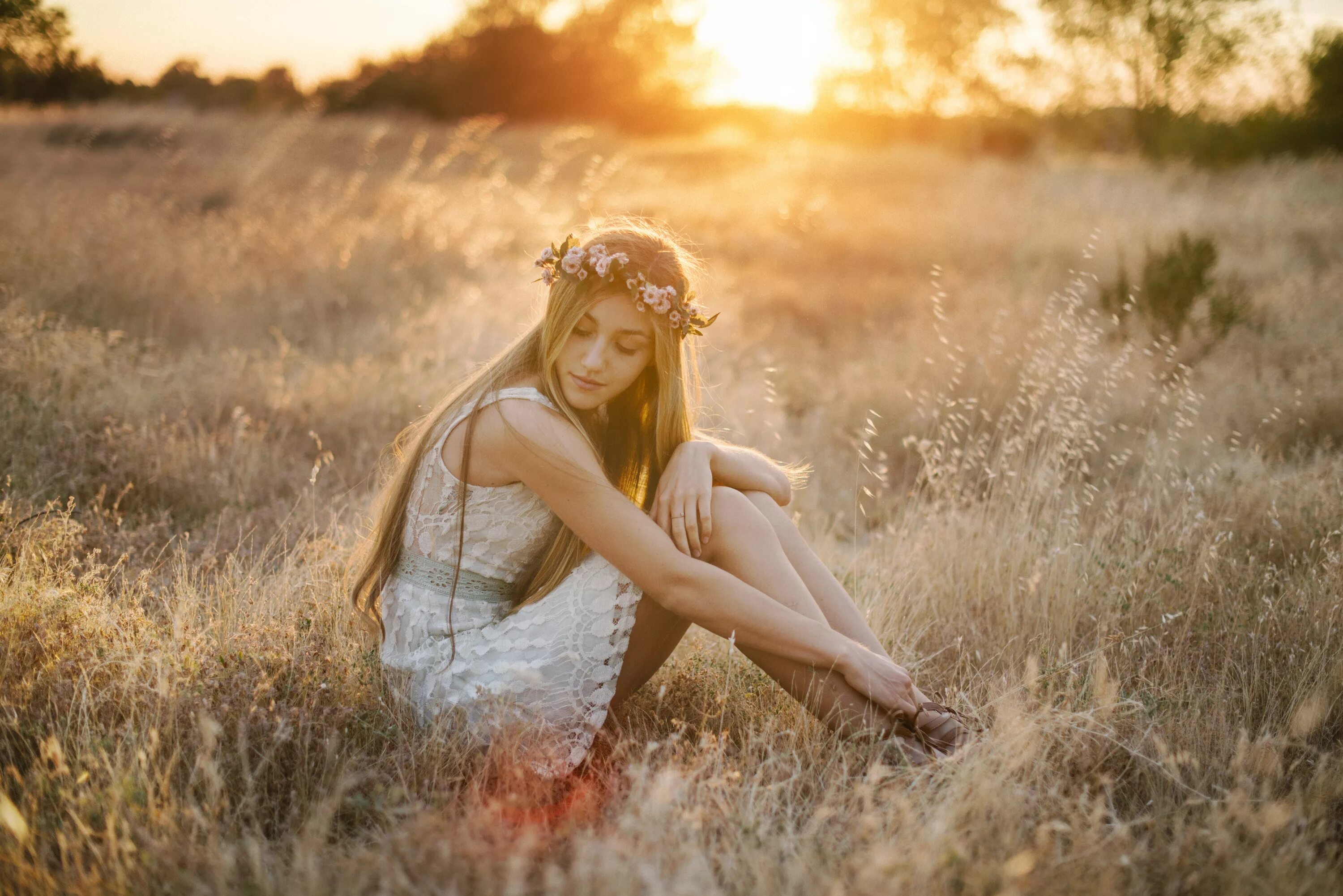 девушка сидящая на поле. солнечная девушка. девушка сидящая на поле. фотосессия на природе. девушка в поле.