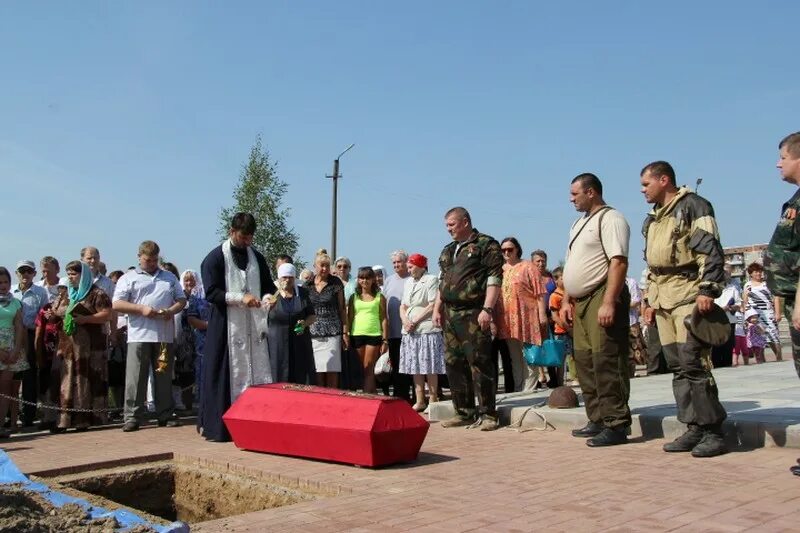 В Атюрьеве похороны солдата. Похороны в Гуково солдата. Похороны солдата г. Почеп. Село Боготол похороны солдата. В благодарном сегодня