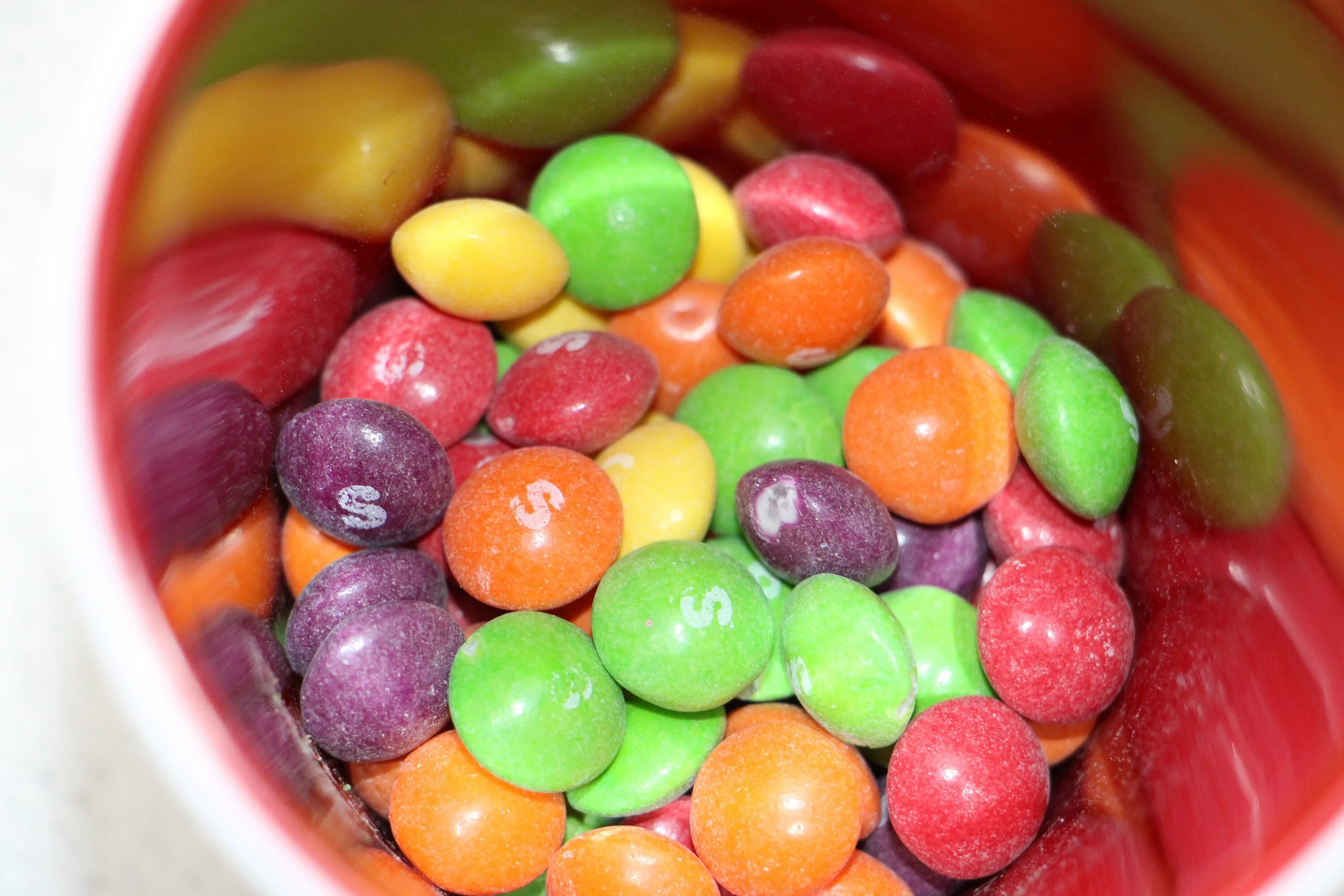 Как называют сладости. Круглые конфеты. Конфеты разноцветные. Конфеты круглые разноцветные. Конфетки шоколадные разноцветные.