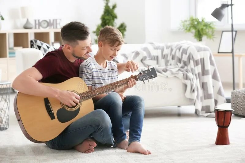Сын и отец гитара. Сын и отец играют на гитаре. Сын играет на гитаре. Папа играет на гитаре