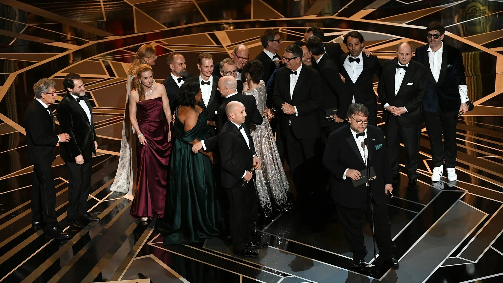 Все и сразу оскар. Гильермо дель Торо вручение премии Оскар. Оскар 2018 победители. Форма воды Оскар.