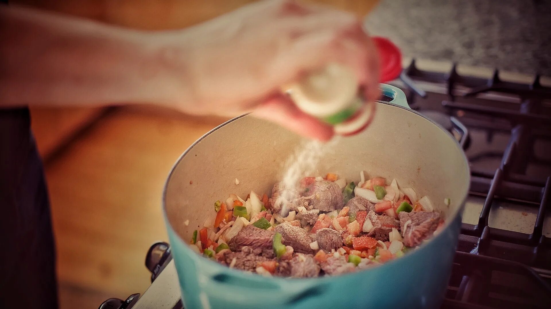 Пересолил мясо что можно сделать. Соль в приготовлении пищи. соль для готовки еды. пересоленное блюдо. пересолил еду.