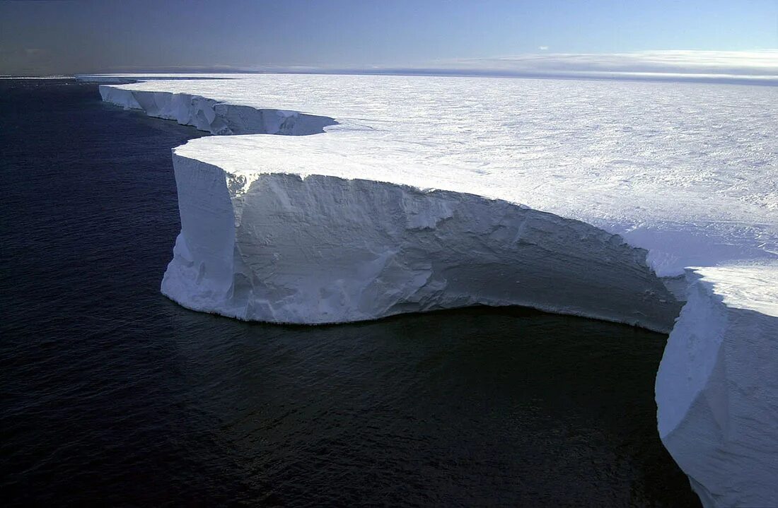 Большой кусок льда. Айсберг a-68. Антарктида шельфовый ледник Росса. Айсберг b-15. Ледники айсберги Антарктиды.