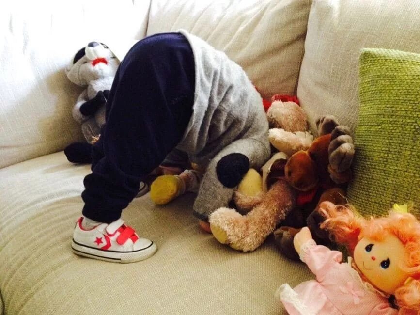 Спрятался юмор. Дети играют в прятки. Смешные прятки. Спрятаться играть. Спрятаться играть.