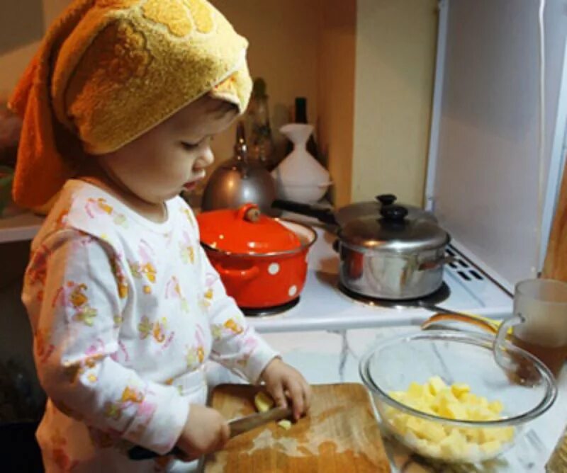 Блины приготовленные мамой. Готовим для детей. Мамина помощница на кухне. Девочка готовит. Дети девочки домашняя готовка.