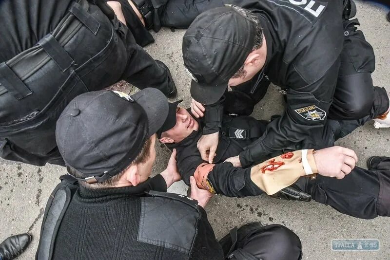 Первая помощь сотрудников овд. Полиция оказание помощи. полицейский оказывает первую помощь. оказание первой помощи сотрудником полиции. оказание первой медицинской помощи сотрудником овд.