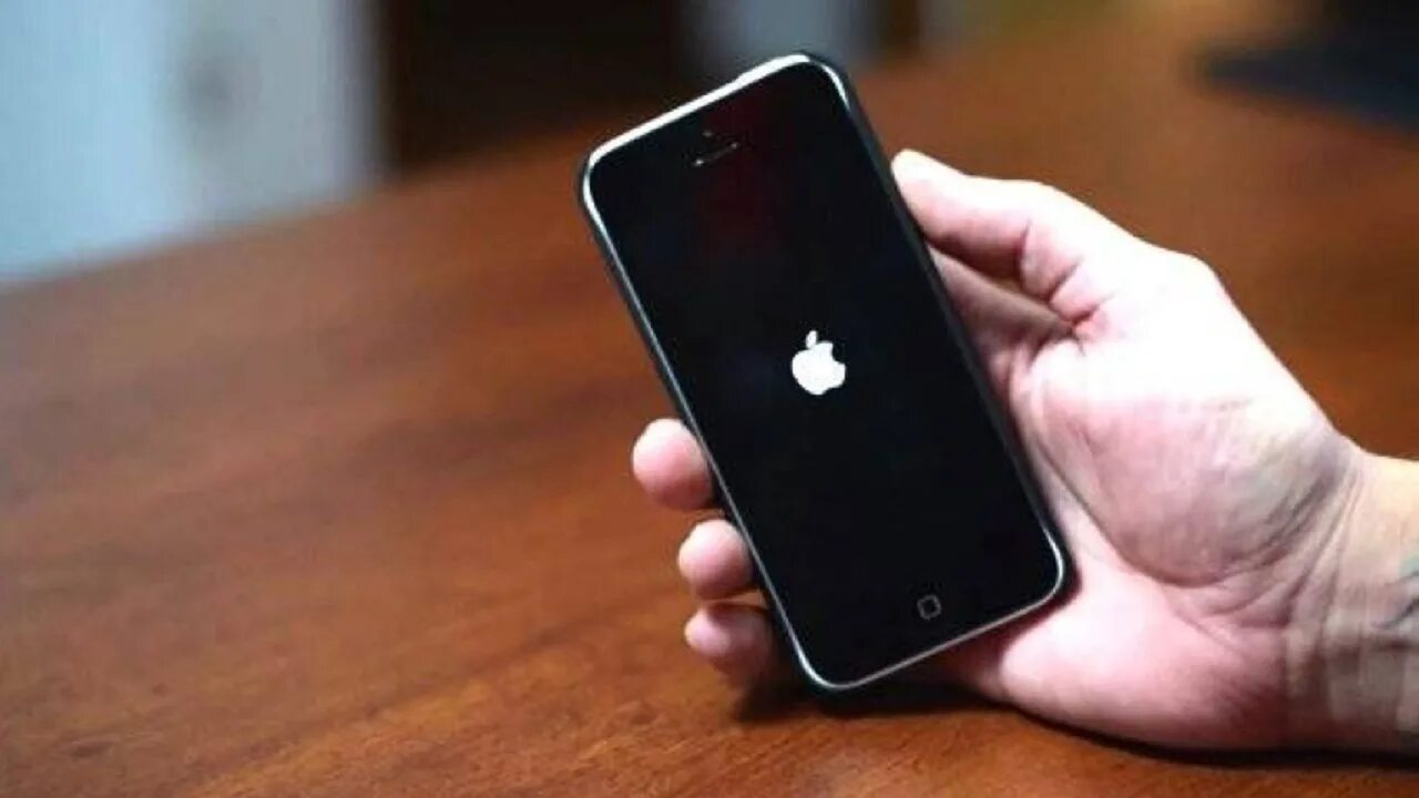 Айфон нажимает кнопки. Iphone restart. ребут iphone. айфон перезагружается на яблоке. айфоны твои фото.