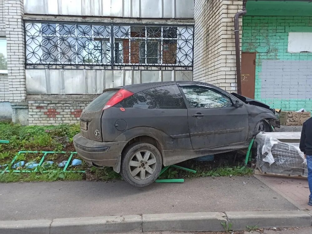 Дтп тутаев. Дтп во дворе.