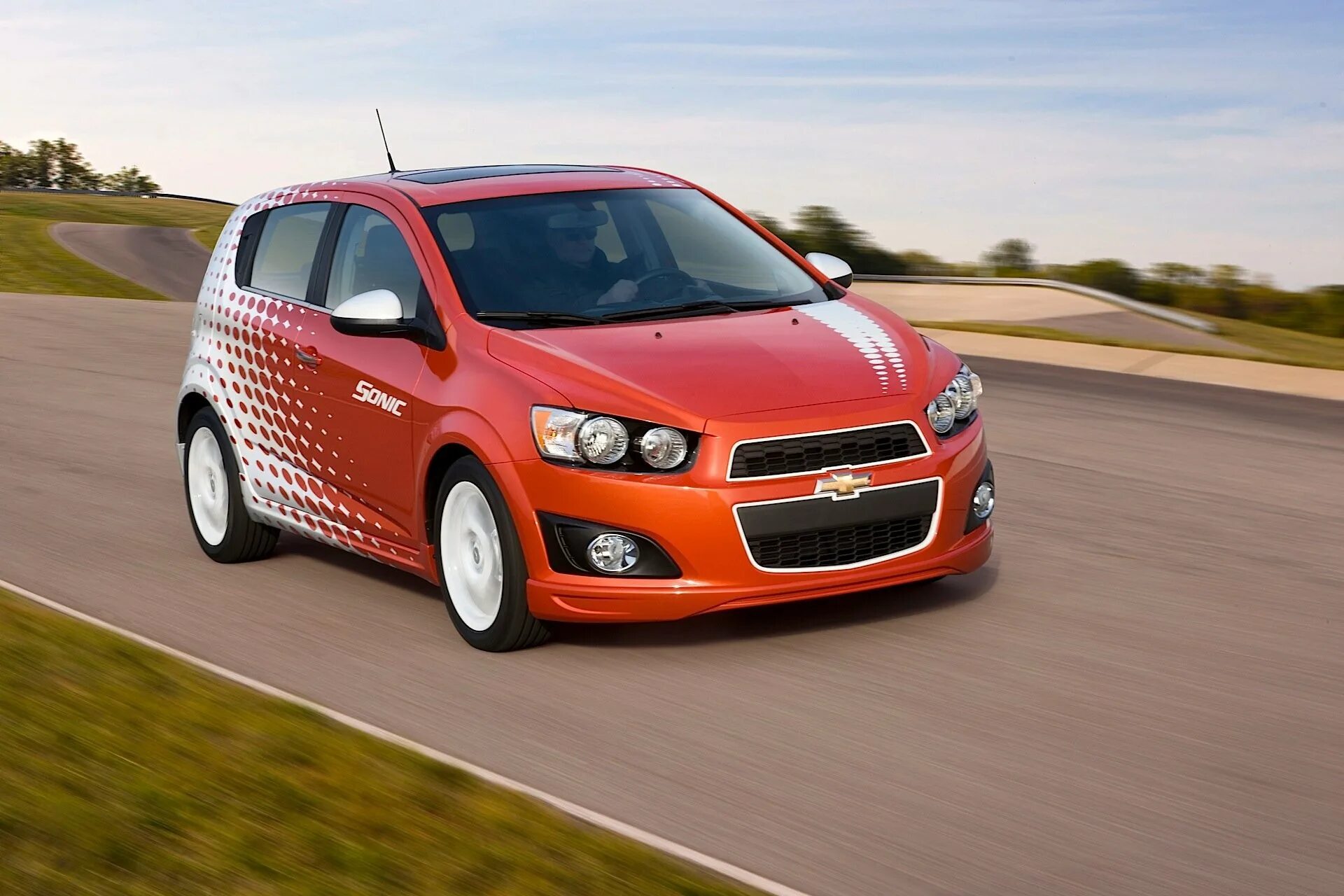 Авео т300 хэтчбек. Chevrolet Sonic 2013. Chevrolet Sonic 2014. Chevrolet Sonic 2012. Шевроле хэтчбек 2014