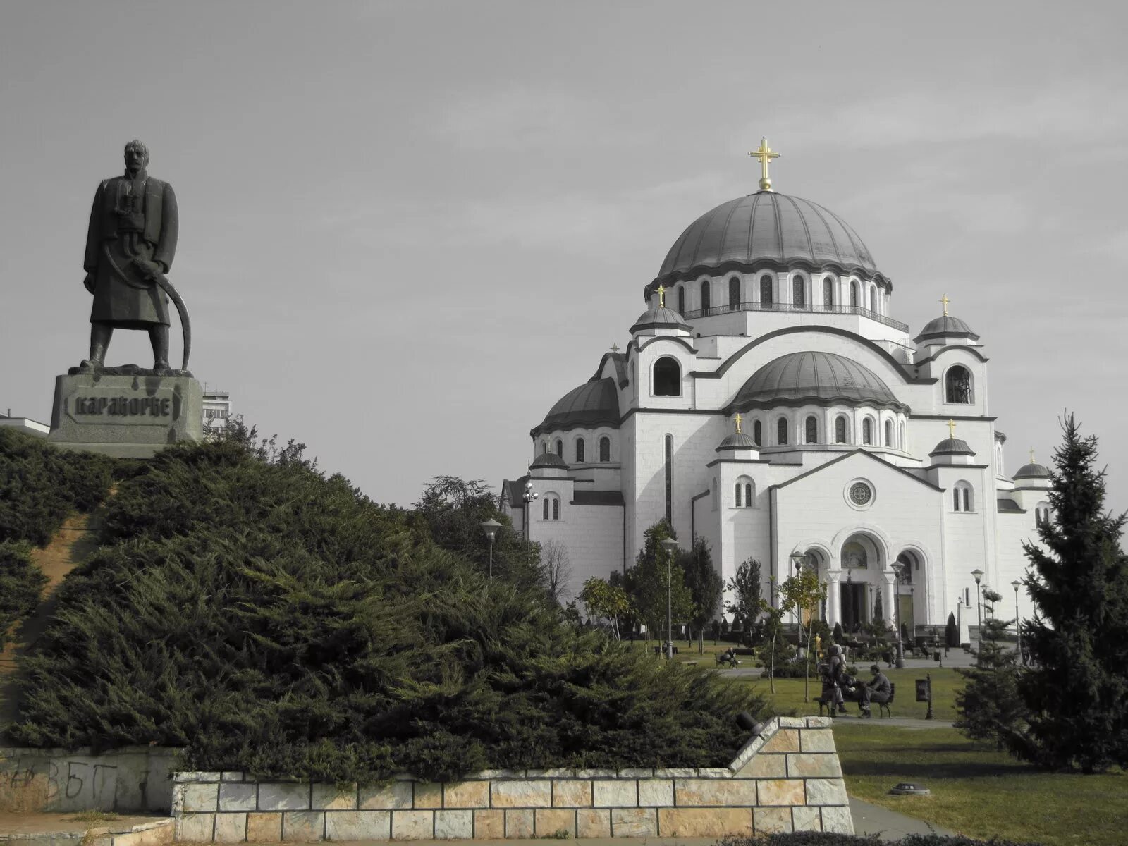 Храм святого саввы. Храм Святого Саввы в Белграде фото. Савва Сербия Белград. Храм в Сербии самый большой. Памятник Карагеоргиевичу в Белграде у храма Саввы.