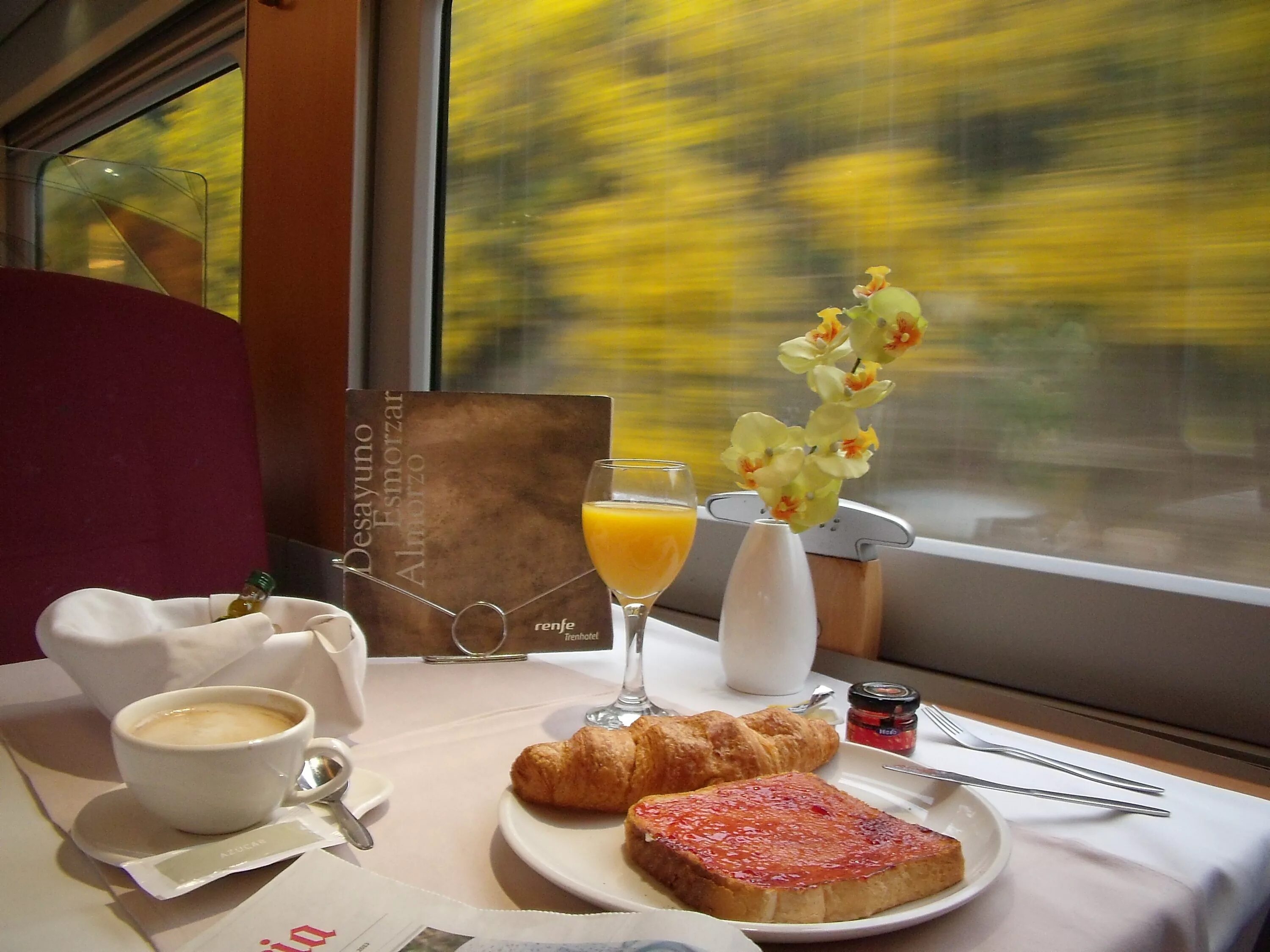 Завтрак в поезде. Доброе утро в поезде. С добрым утром в поезде. Доброе утро завтрак. Включи станцию на утро