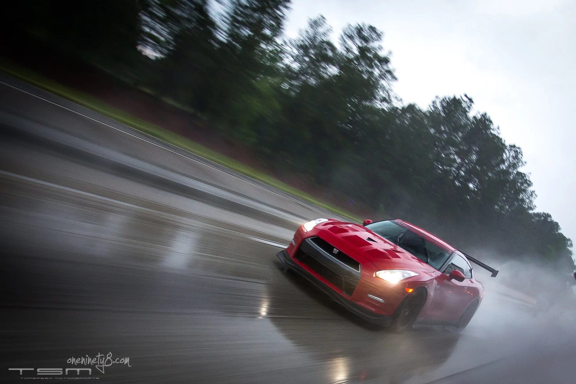 Driver rain. Nissan GTR r35 дождь. Ниссан ГТР под дождем. Nissan Skyline скорость. Ниссан Скайлайн в дождь.