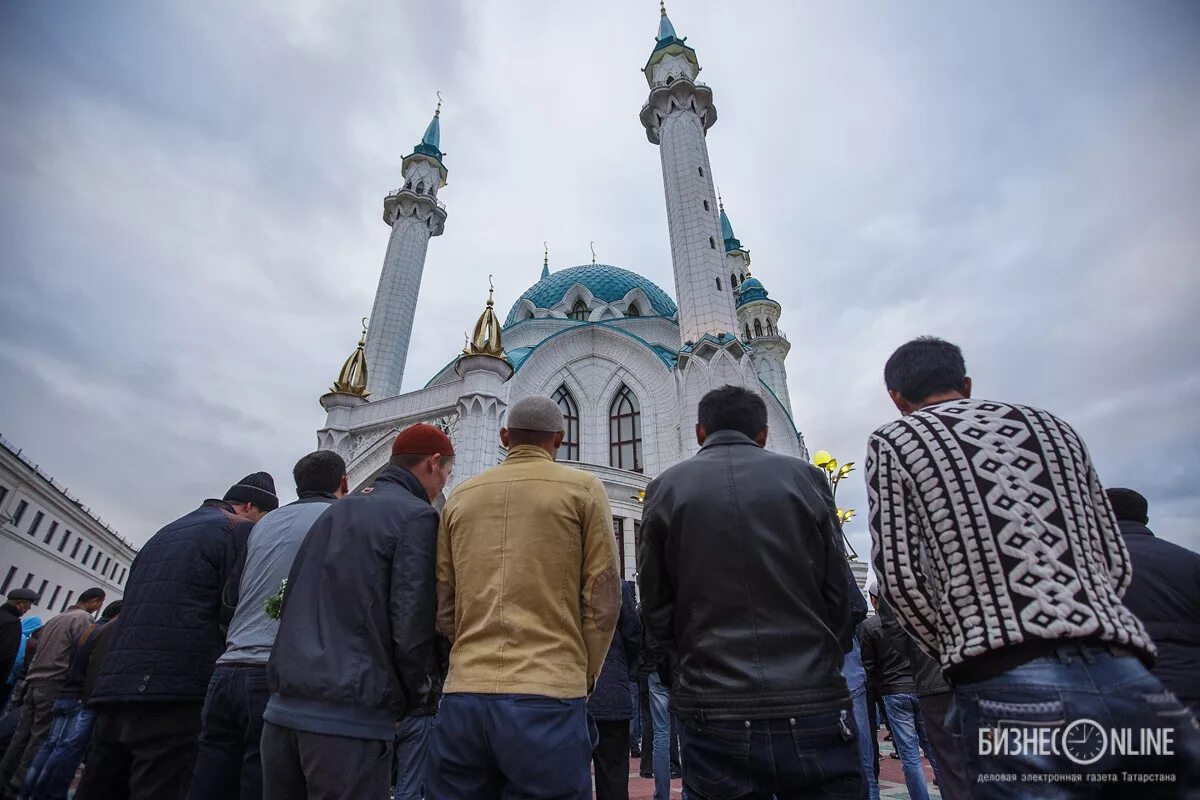 Ураза байрам в татарстане. Курбан байрам Татарстан. Татарстан мусульмане. Мусульмане Татарстана и мечеть.