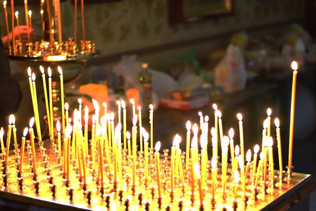 Парастас. Парастас фото. Парастас накануне в церкви свечи. Фото на парастас в храме.