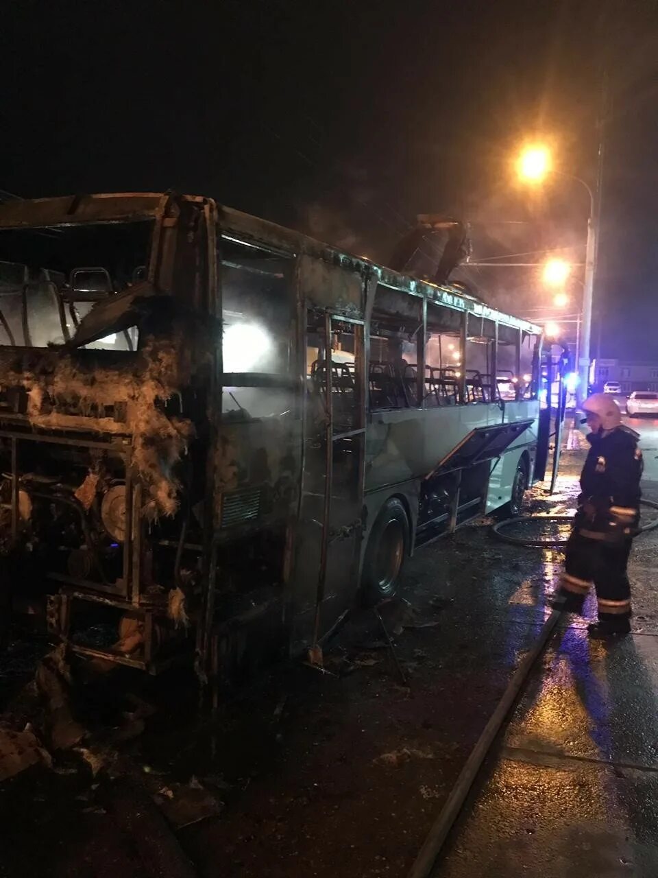 Аэропортовское шоссе Астрахань. В Астрахани сгорел автобус. Авария с рейсовым автобусом Москва Астрахань. Что случилось сегодня в астрахани